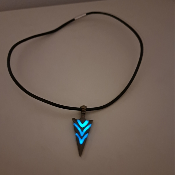 Glow In The Dark Necklace - Picture 5 of 6